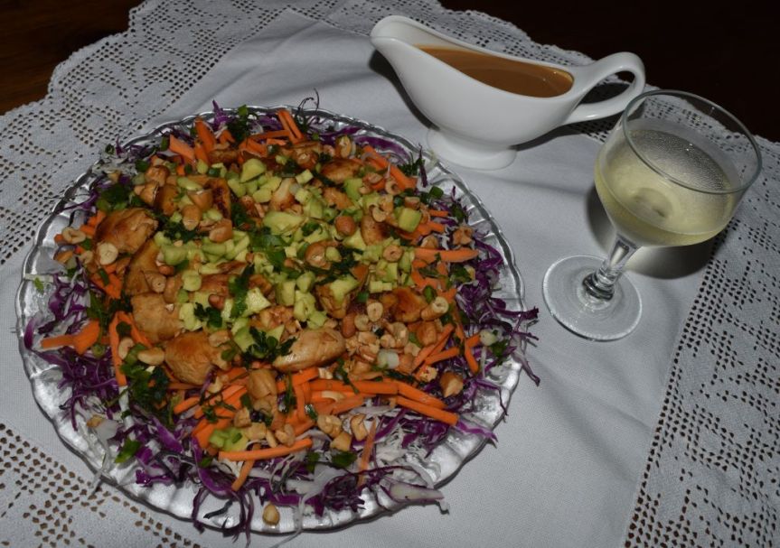 Salada de frango tailandesa “arco-íris”