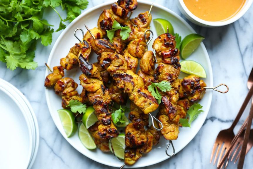 “Satay” de frango com molho de&nbsp;amendoim